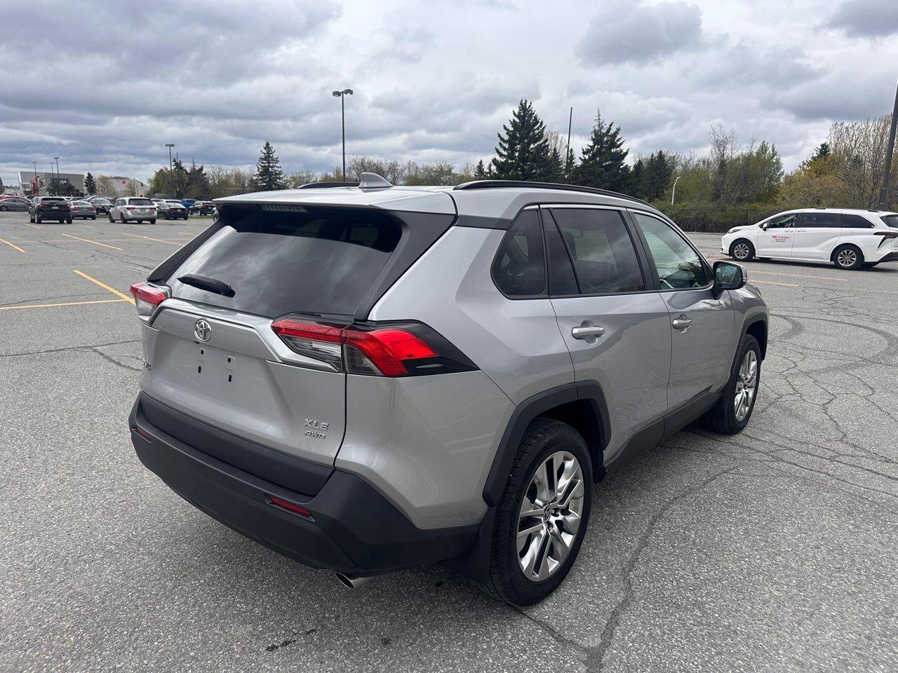 2021 Toyota RAV4 XLE Photo4