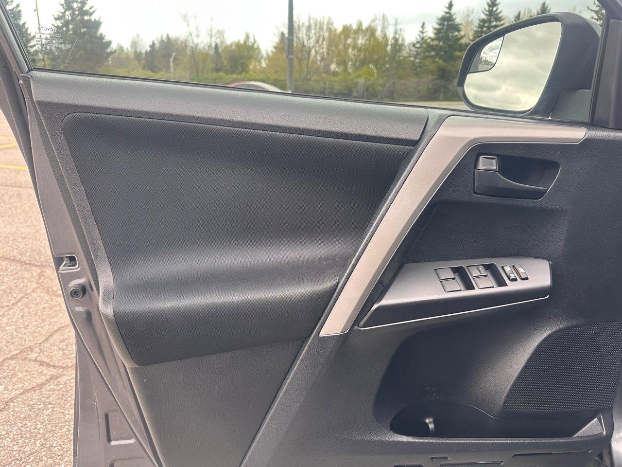 2017 Toyota RAV4 LE Photo
