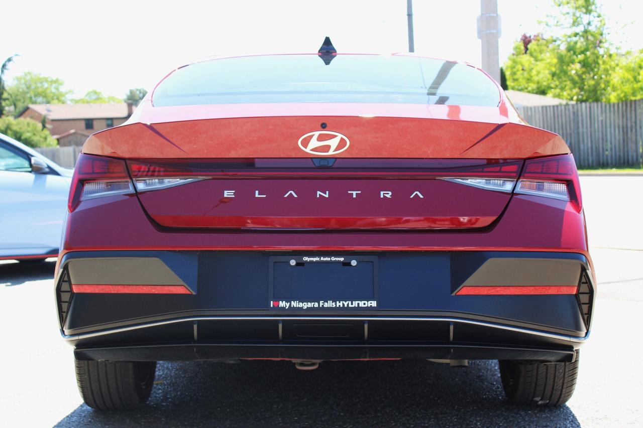 2025 Hyundai Elantra Luxury Photo3