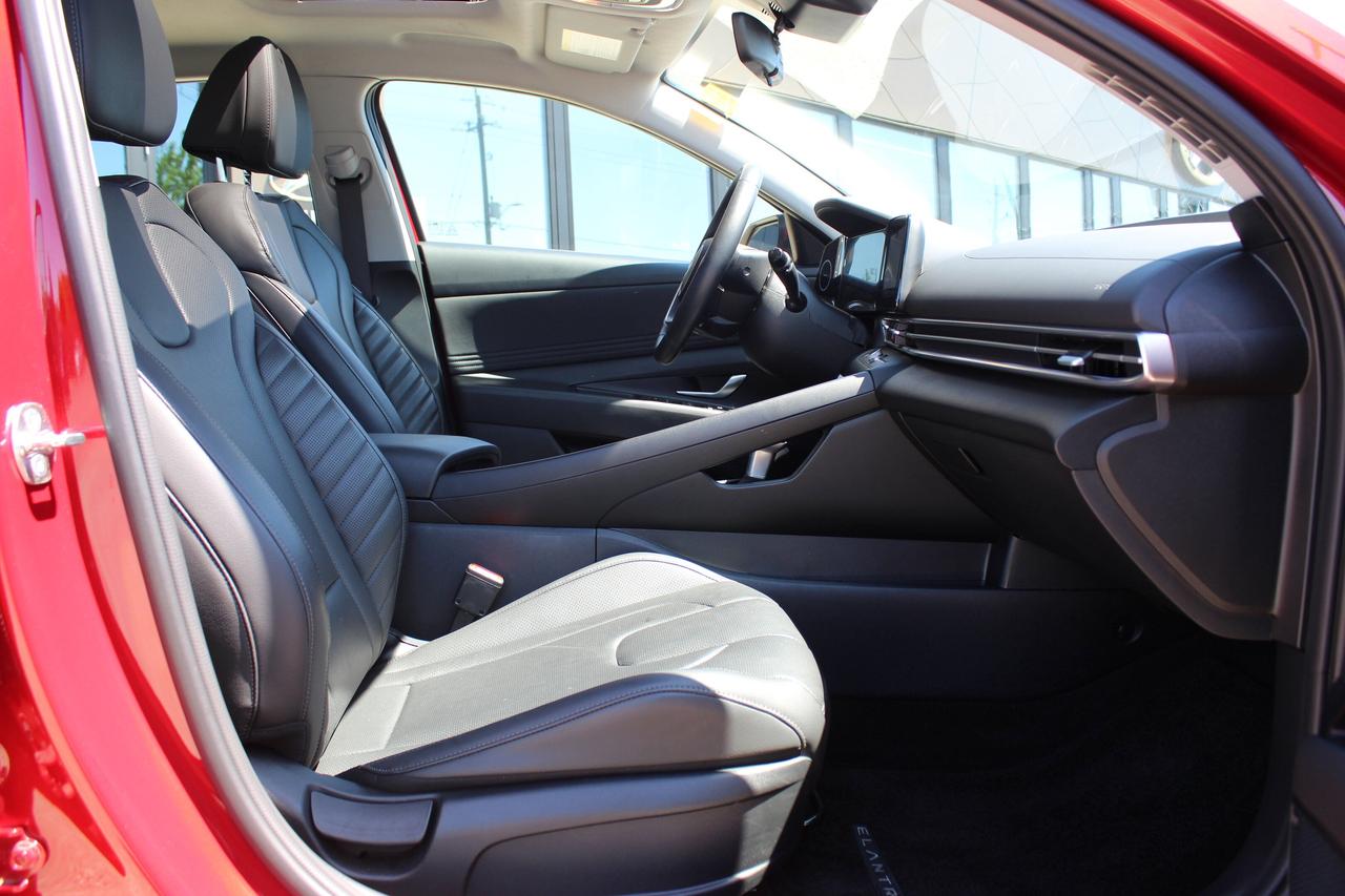2025 Hyundai Elantra Luxury Photo
