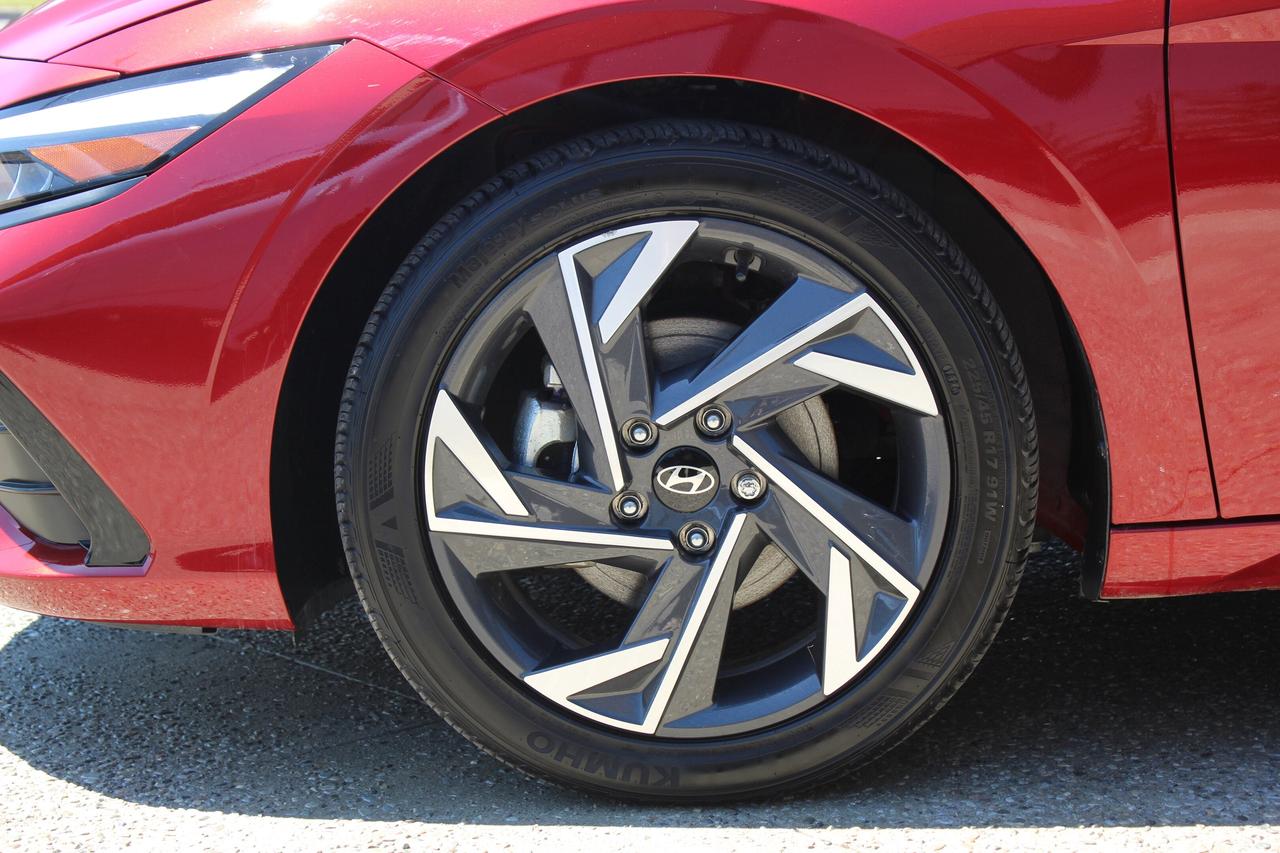 2025 Hyundai Elantra Luxury Photo