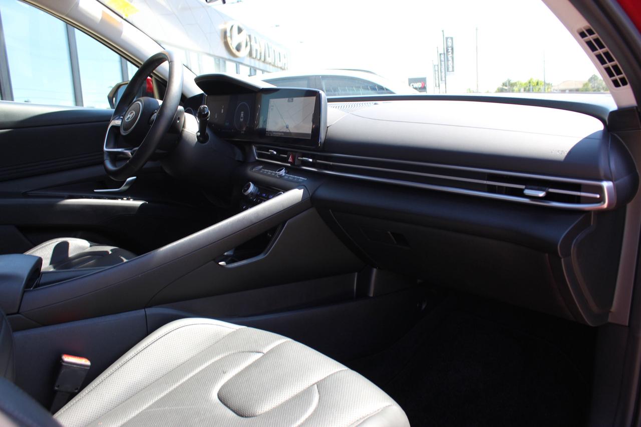 2025 Hyundai Elantra Luxury Photo