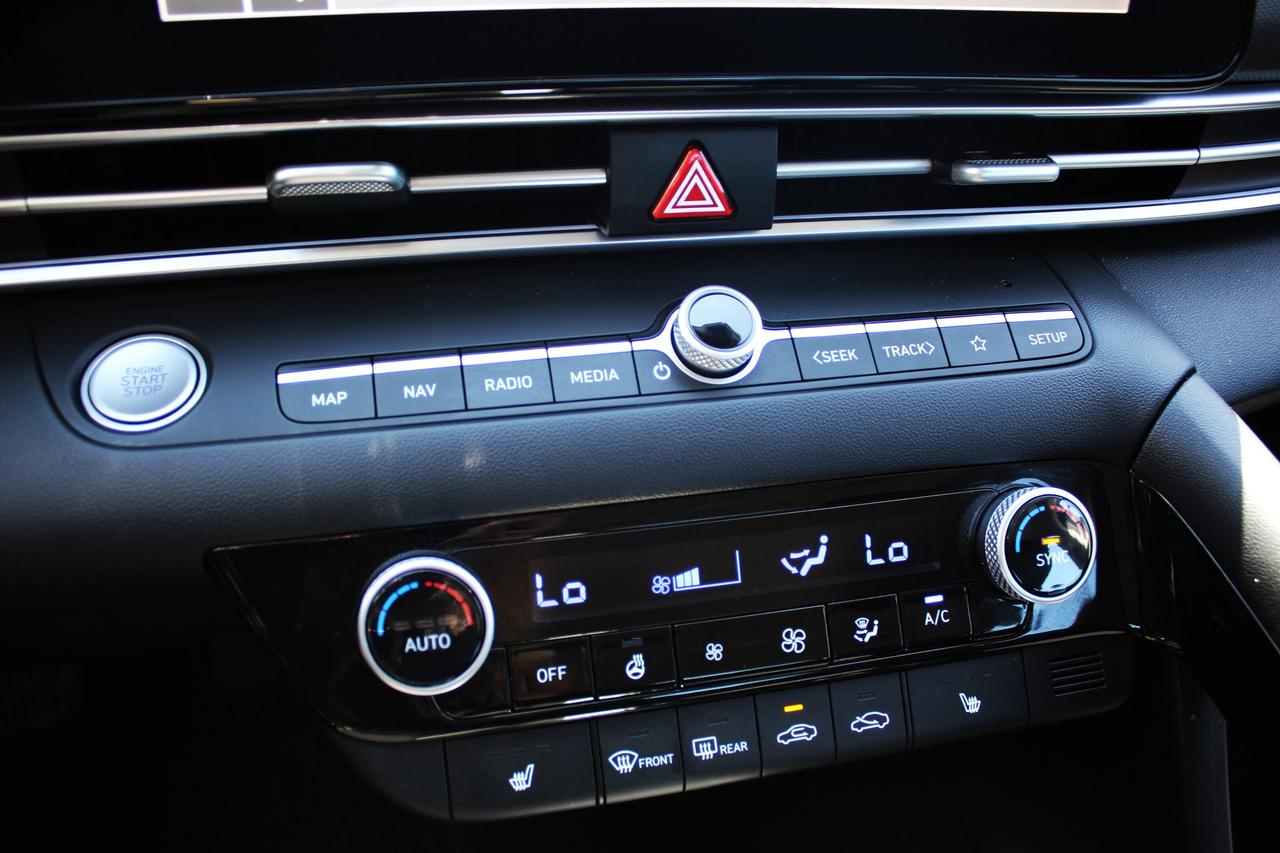 2025 Hyundai Elantra Luxury Photo