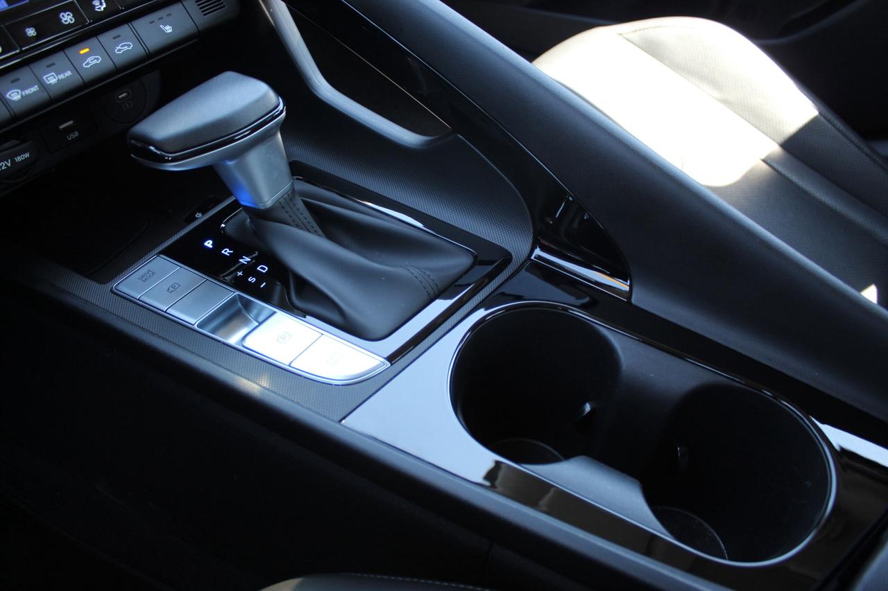 2025 Hyundai Elantra Luxury Photo