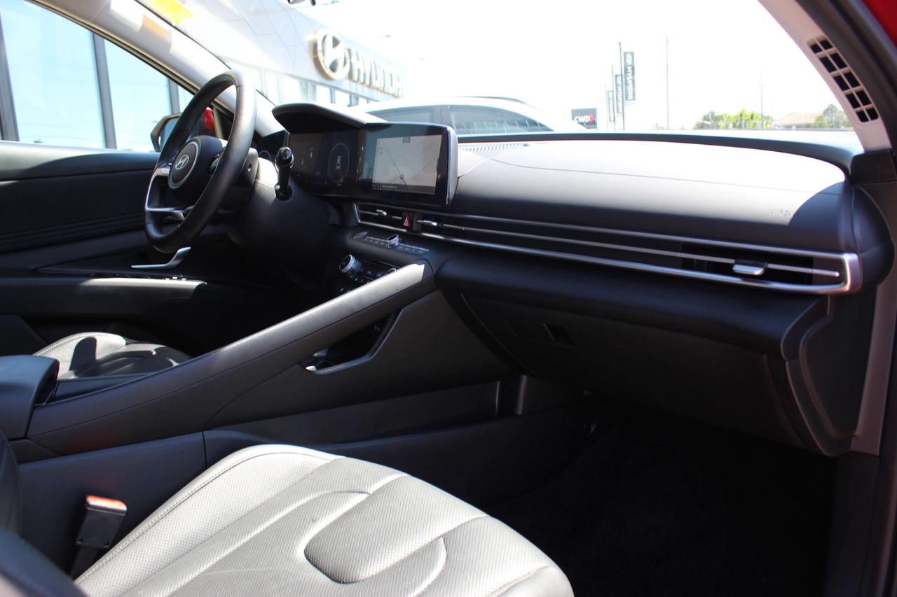 2025 Hyundai Elantra Luxury IVT, Great condition,Fully Certified, low kilo Photo