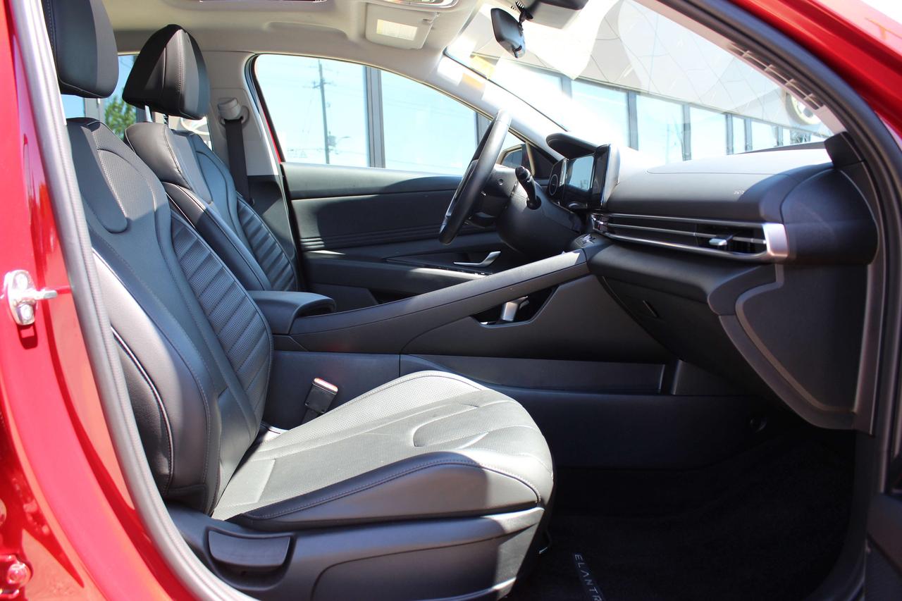 2025 Hyundai Elantra Luxury IVT, Great condition,Fully Certified, low kilo Photo