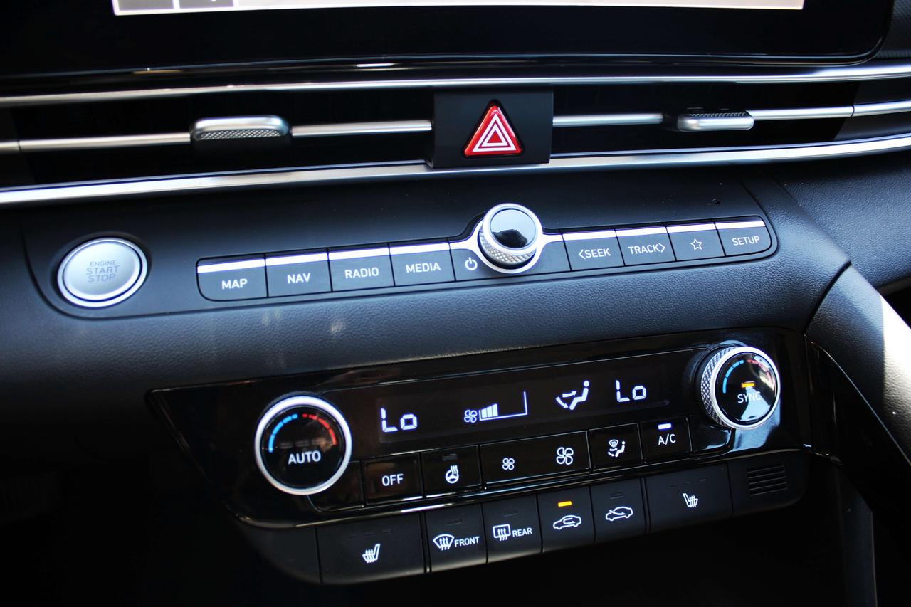 2025 Hyundai Elantra Luxury IVT, Great condition,Fully Certified, low kilo Photo