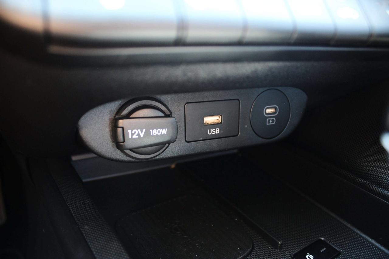 2025 Hyundai Elantra Luxury IVT, Great condition,Fully Certified, low kilo Photo