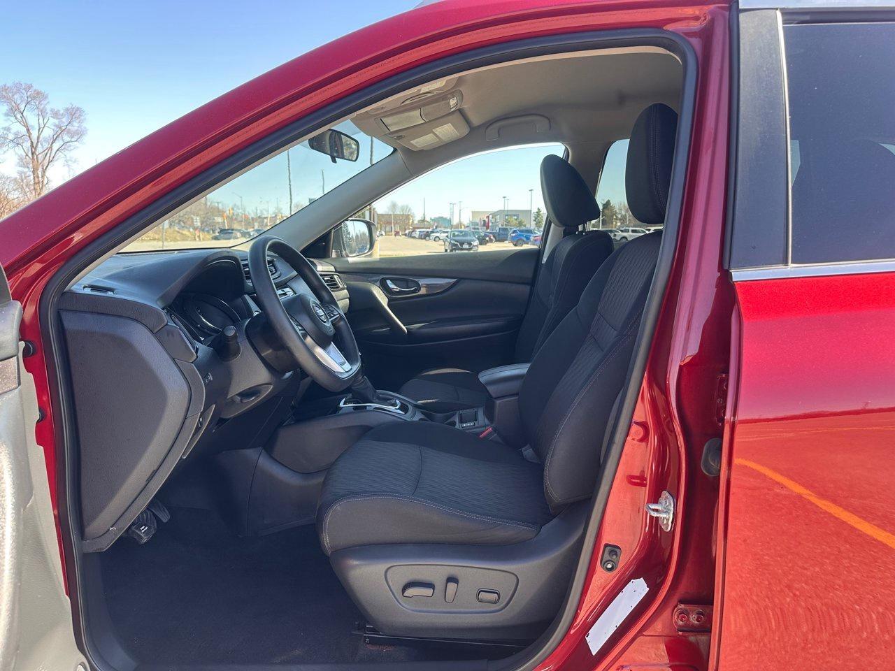 2018 Nissan Rogue SV Photo