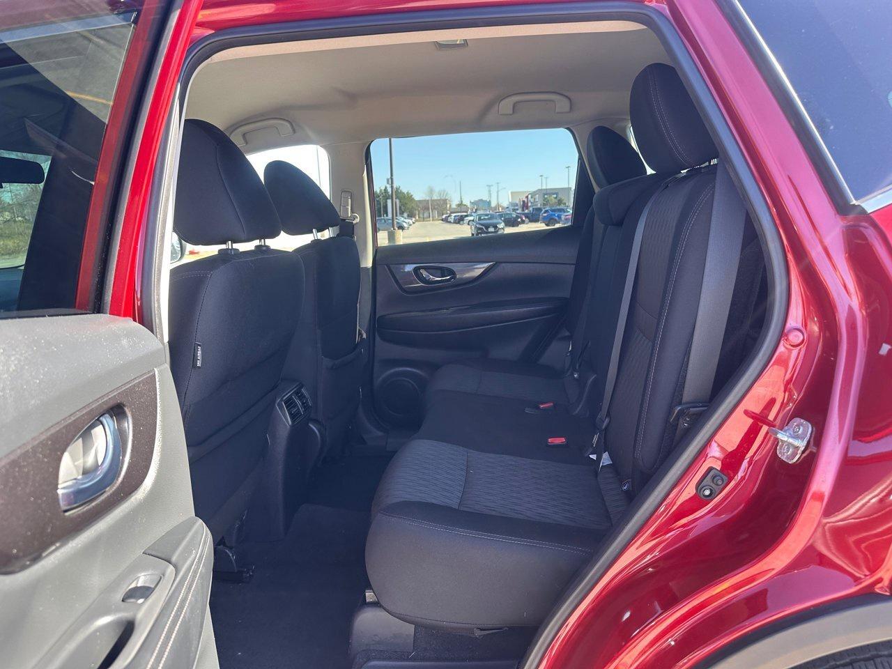 2018 Nissan Rogue SV Photo