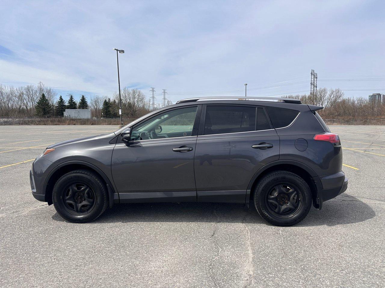 2018 Toyota RAV4 LE Photo