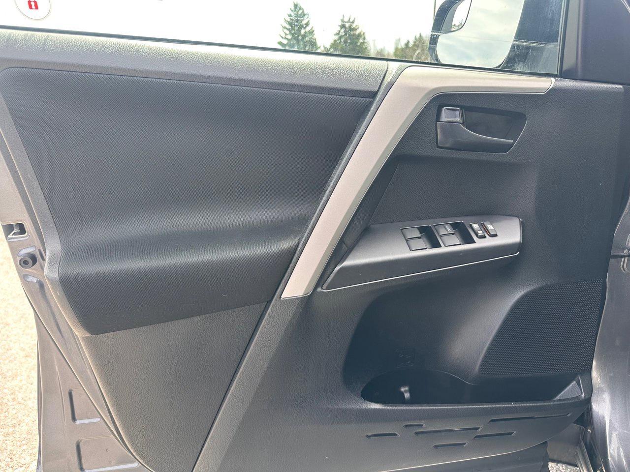 2018 Toyota RAV4 LE Photo