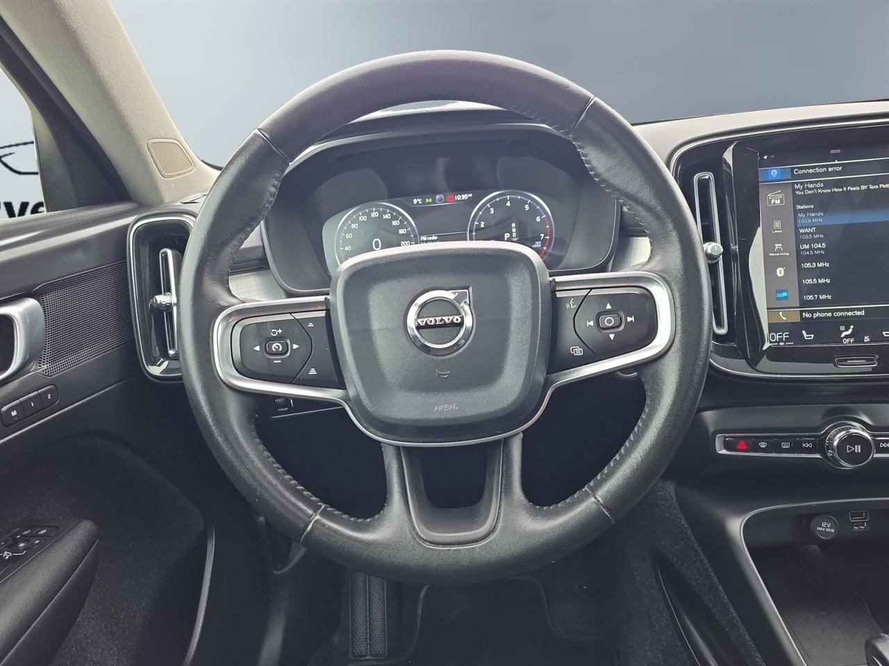 2020 Volvo XC40 T5 AWD Momentum * NO ACCIDENTS / DRIVER ASSIST / P Photo