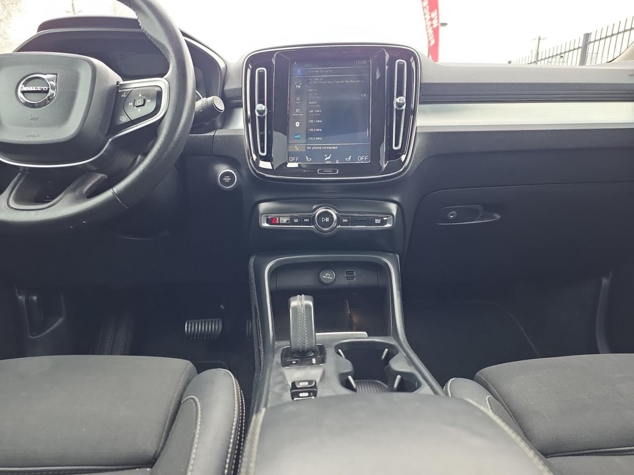 2020 Volvo XC40 T5 AWD Momentum * NO ACCIDENTS / DRIVER ASSIST / P Photo
