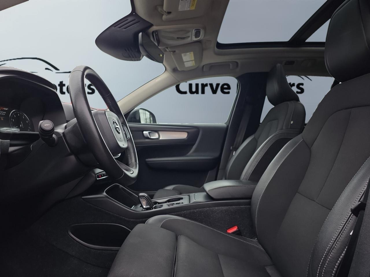 2020 Volvo XC40 T5 AWD Momentum * NO ACCIDENTS / DRIVER ASSIST / P Photo