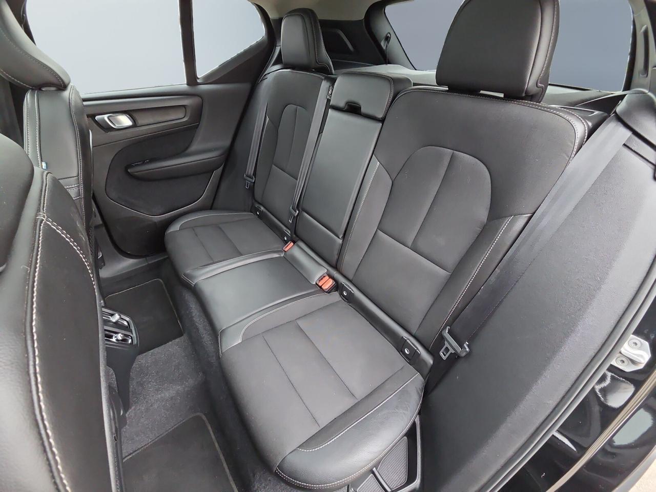 2020 Volvo XC40 T5 AWD Momentum * NO ACCIDENTS / DRIVER ASSIST / P Photo