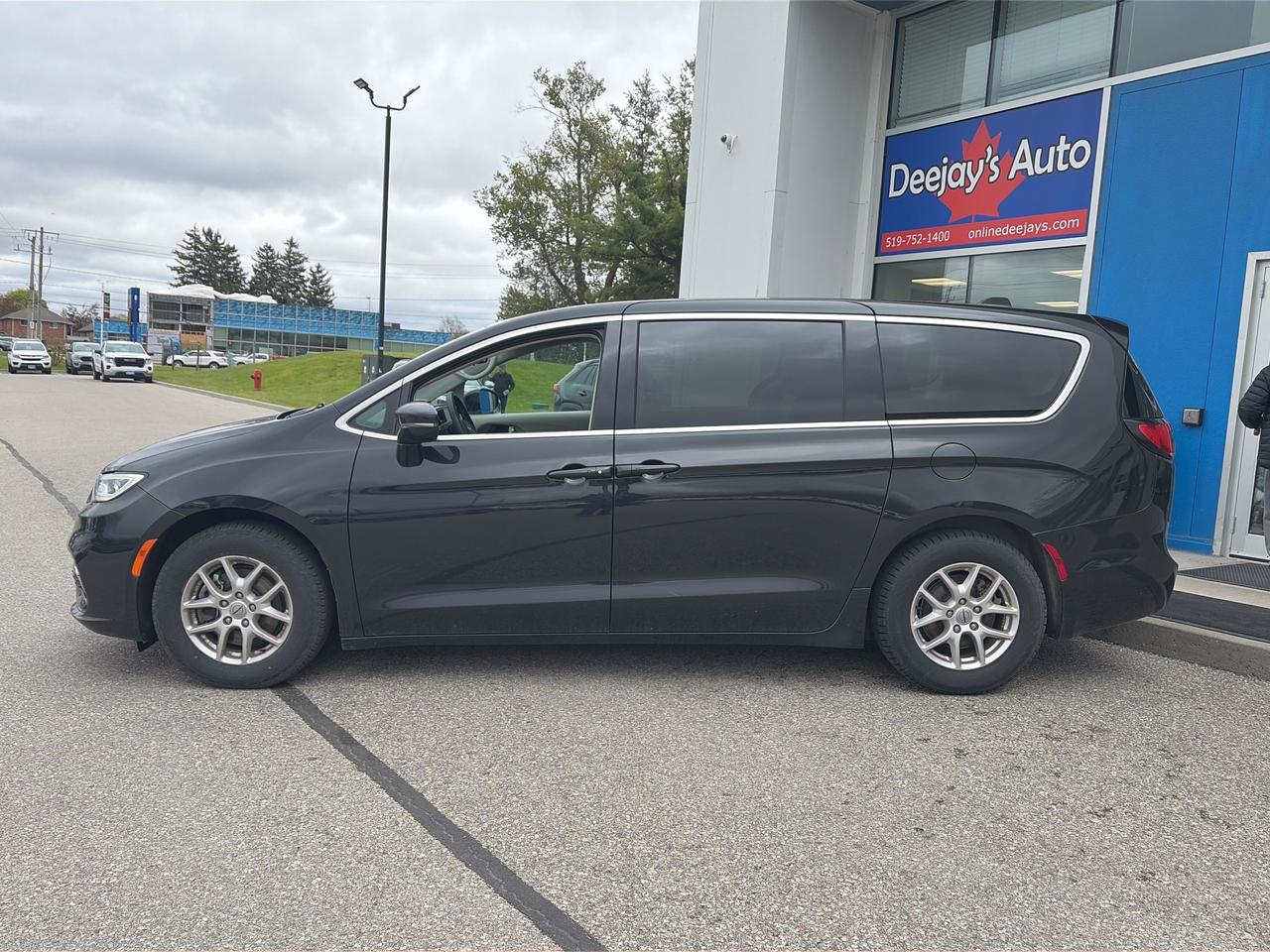 2024 Chrysler Pacifica Touring-L   7 Pass   Leather   Clean Carfax Photo
