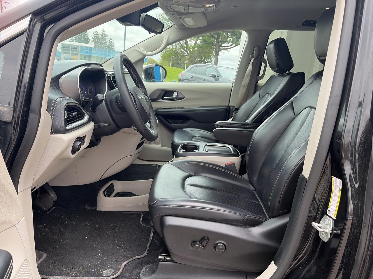 2024 Chrysler Pacifica Touring-L   7 Pass   Leather   Clean Carfax Photo