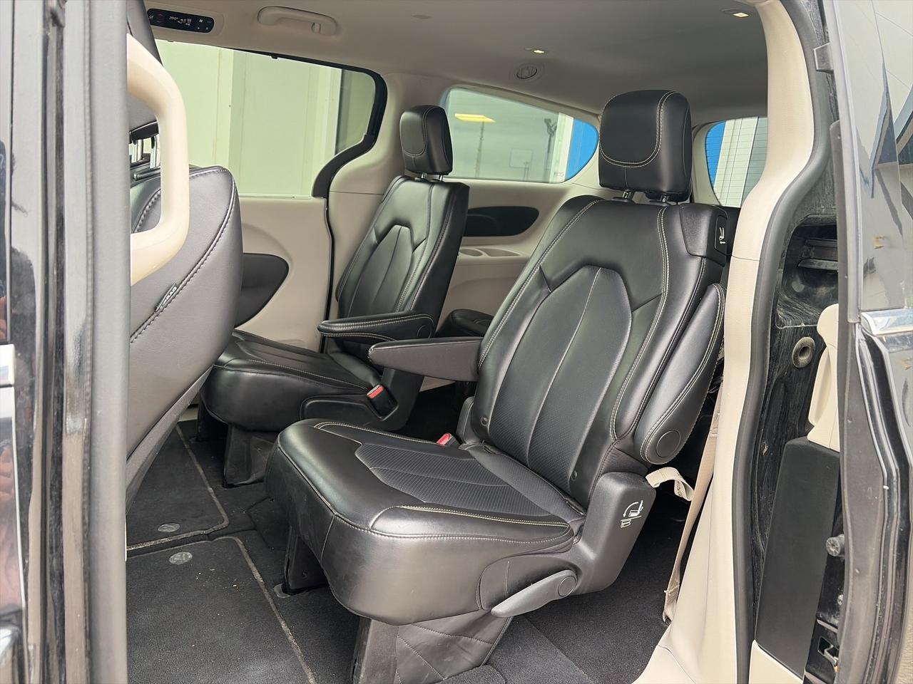 2024 Chrysler Pacifica Touring-L   7 Pass   Leather   Clean Carfax Photo