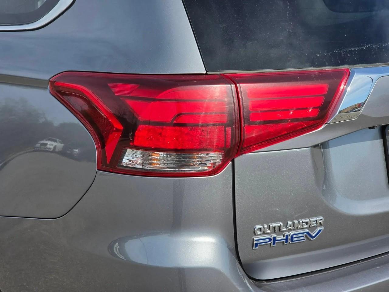 2022 Mitsubishi Outlander PHEV SE HEATED SEATS   LANE ASSIST   SMART DEVICE INTEG Photo