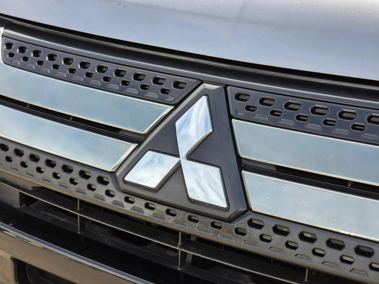 2022 Mitsubishi Outlander PHEV SE HEATED SEATS   LANE ASSIST   SMART DEVICE INTEG Photo