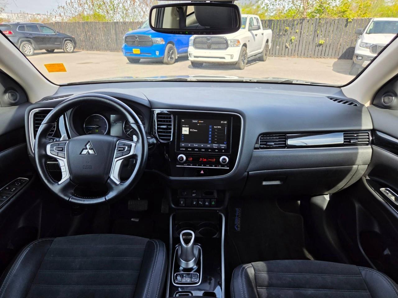 2022 Mitsubishi Outlander PHEV SE HEATED SEATS   LANE ASSIST   SMART DEVICE INTEG Photo