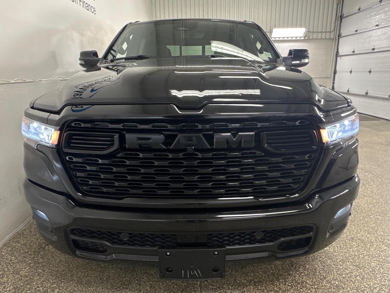 2025 RAM 1500 Big Horn - CREW/4WD/BLACK WHEELS/LONG SCREEN/NAVI! Photo1