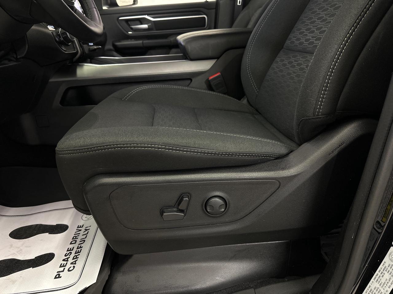 2025 RAM 1500 Big Horn - CREW/4WD/BLACK WHEELS/LONG SCREEN/NAVI! Photo