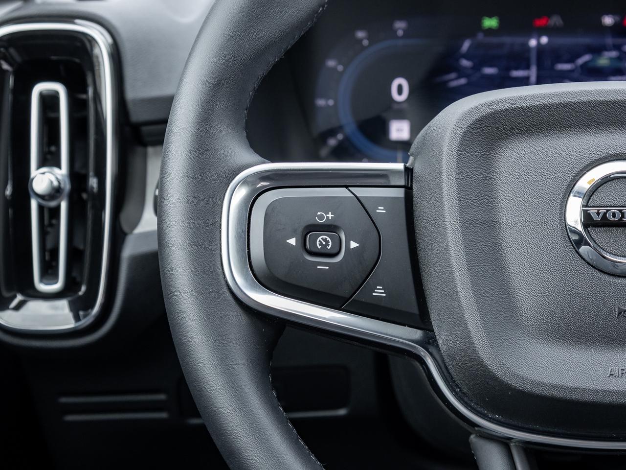 2025 Volvo XC40 B5 AWD Core  CPO FINANCE RATE 3.49%* (84M) Photo
