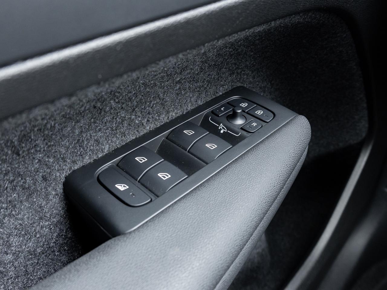 2025 Volvo XC40 B5 AWD Core  CPO FINANCE RATE 3.49%* (84M) Photo