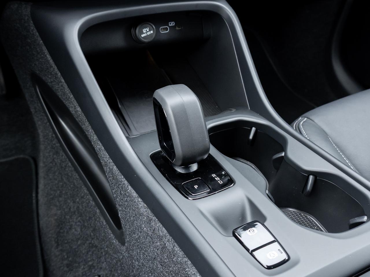 2025 Volvo XC40 B5 AWD Core  CPO FINANCE RATE 3.49%* (84M) Photo