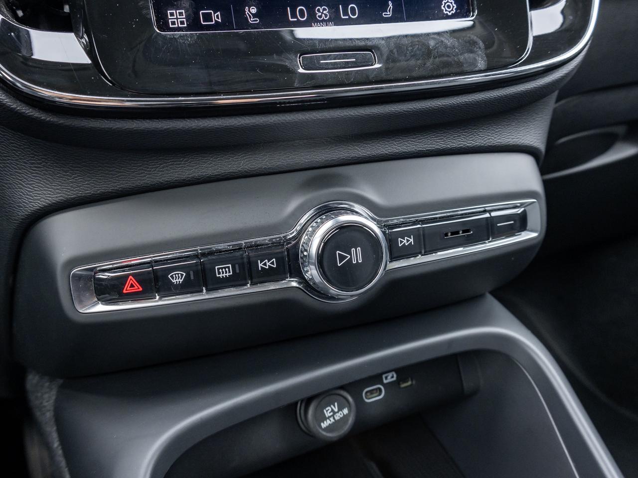 2025 Volvo XC40 B5 AWD Core  CPO FINANCE RATE 3.49%* (84M) Photo