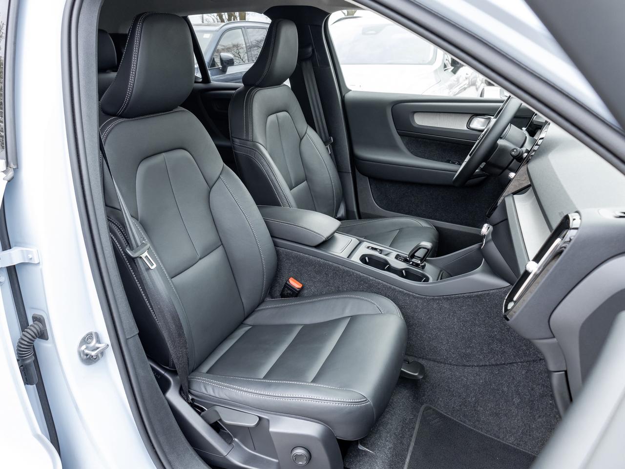 2025 Volvo XC40 B5 AWD Core  CPO FINANCE RATE 3.49%* (84M) Photo