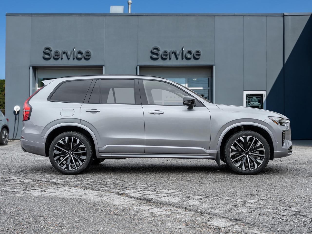 2026 Volvo XC90 B6 AWD PLUS Dark Theme  SUPER LOW MILEAGE Photo