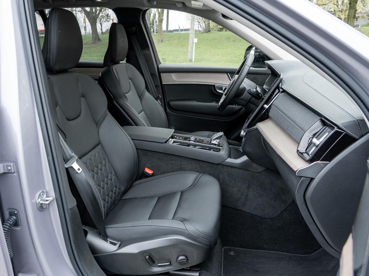 2026 Volvo XC90 B6 AWD PLUS Dark Theme  SUPER LOW MILEAGE Photo