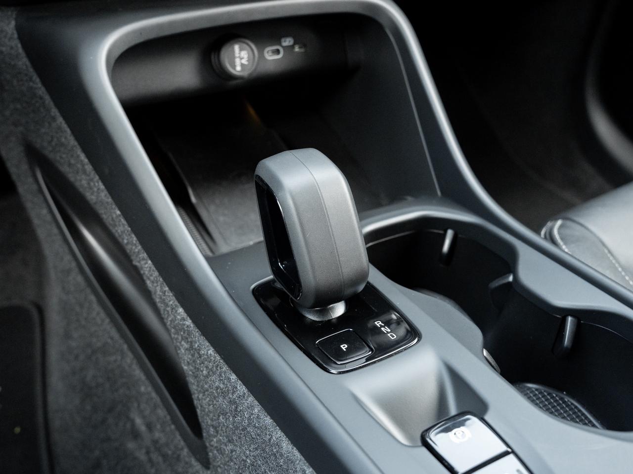 2025 Volvo XC40 B5 AWD  VOLVO CPO FINANCE RATE 3.49%* -84 MONTH Photo