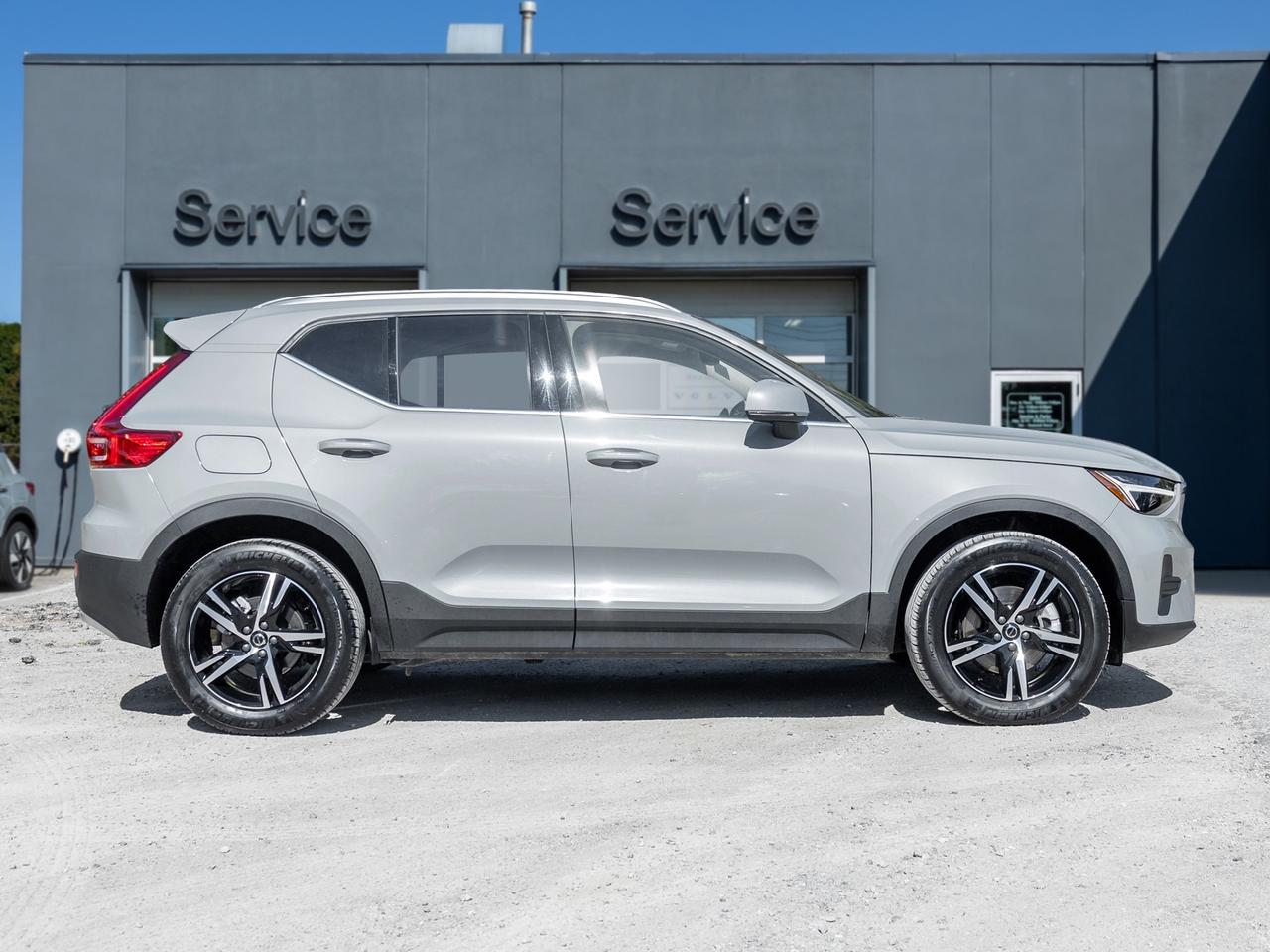 2025 Volvo XC40 B5 AWD Bright Theme  SUPER LOW KM  POWER PANO ROOF Photo4