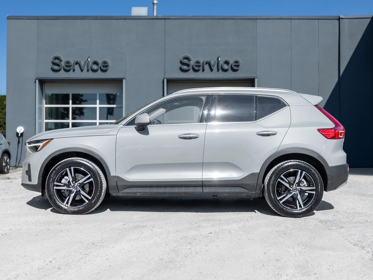 2025 Volvo XC40 B5 AWD Bright Theme  SUPER LOW KM  POWER PANO ROOF Photo