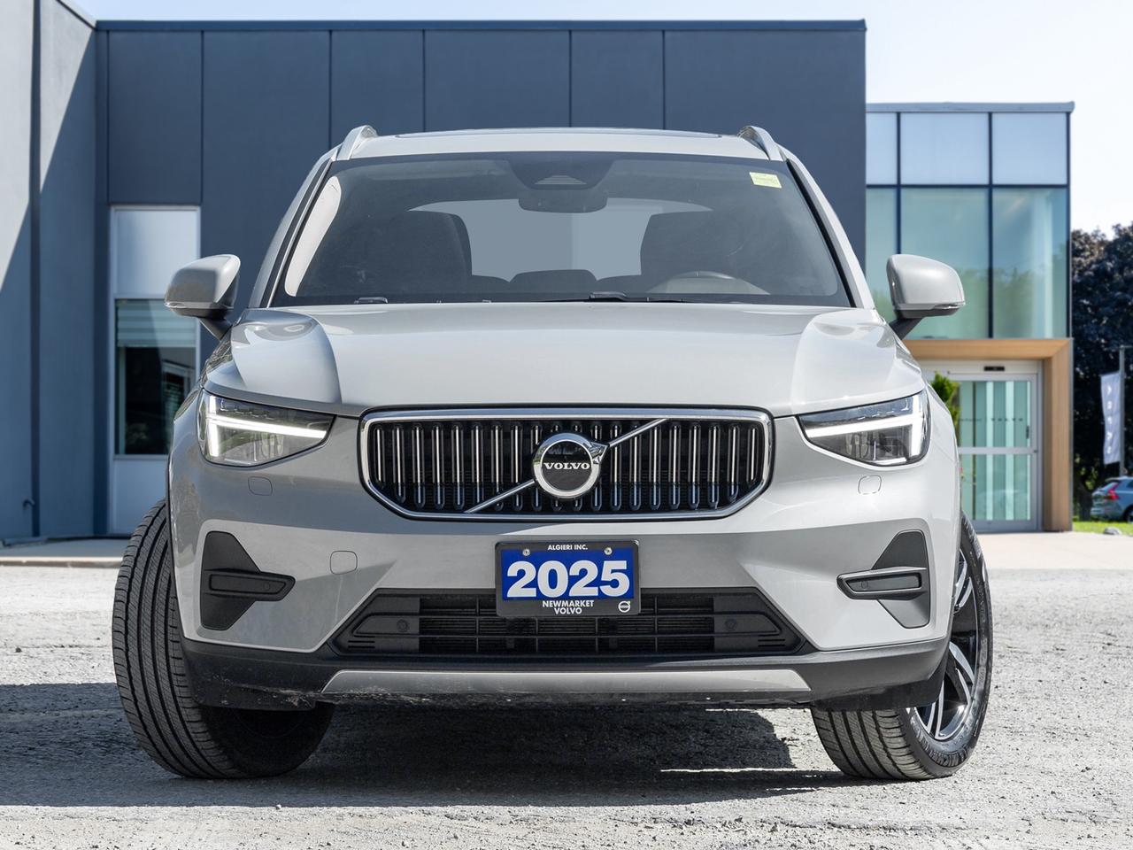 2025 Volvo XC40 B5 AWD Bright Theme  SUPER LOW KM  POWER PANO ROOF Photo