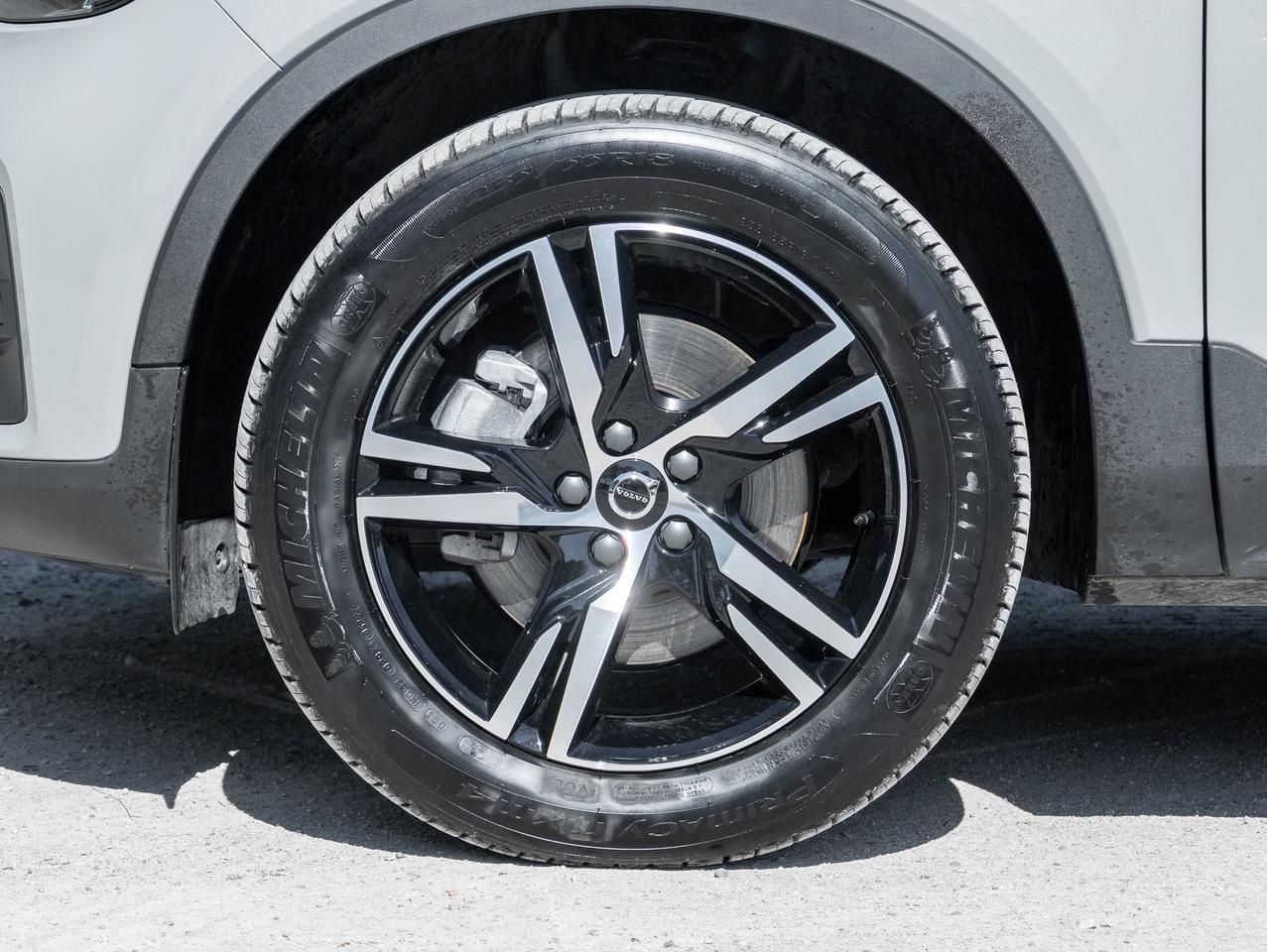 2025 Volvo XC40 B5 AWD Bright Theme  SUPER LOW KM  POWER PANO ROOF Photo3