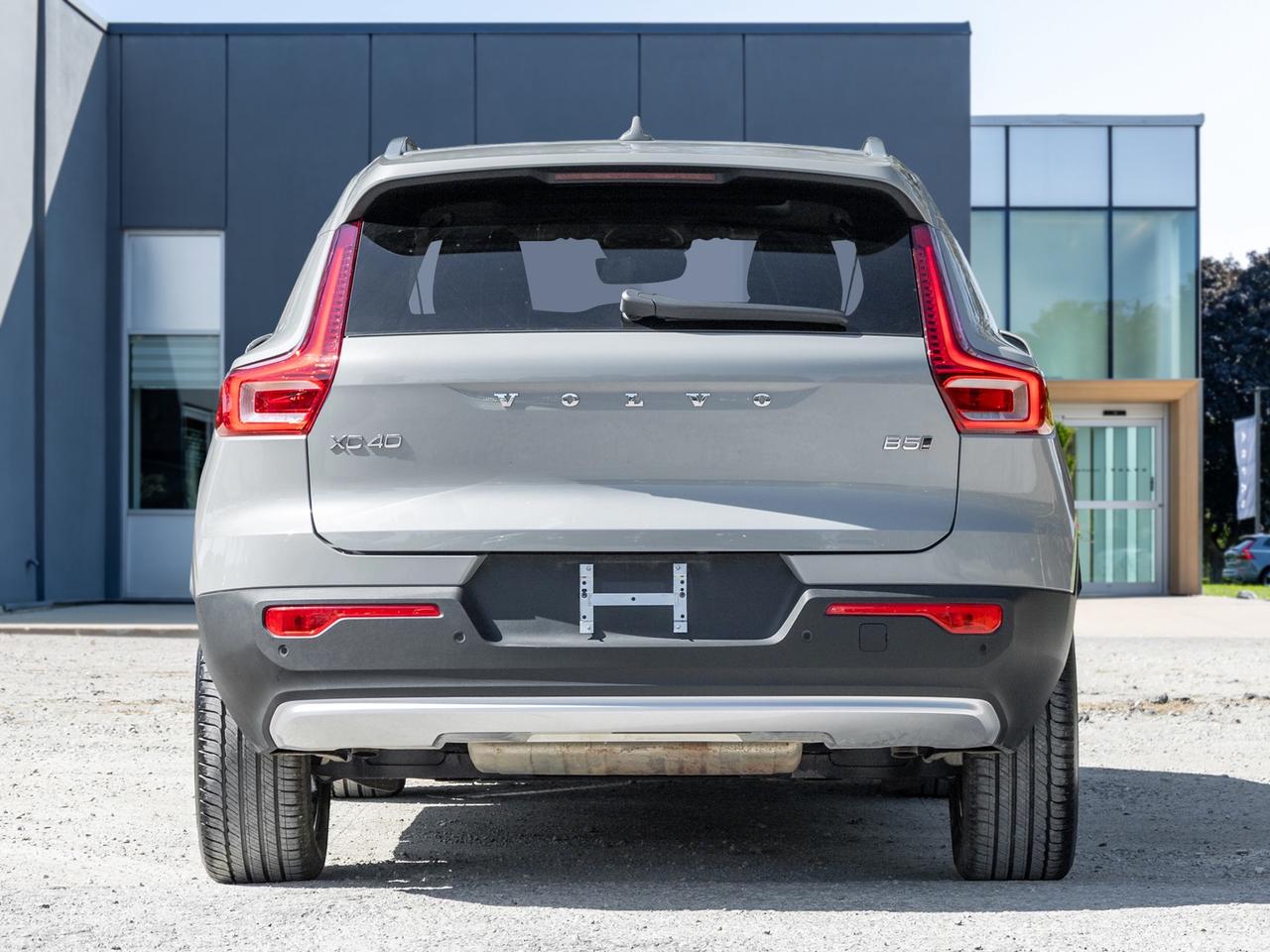 2025 Volvo XC40 B5 AWD Bright Theme  SUPER LOW KM  POWER PANO ROOF Photo