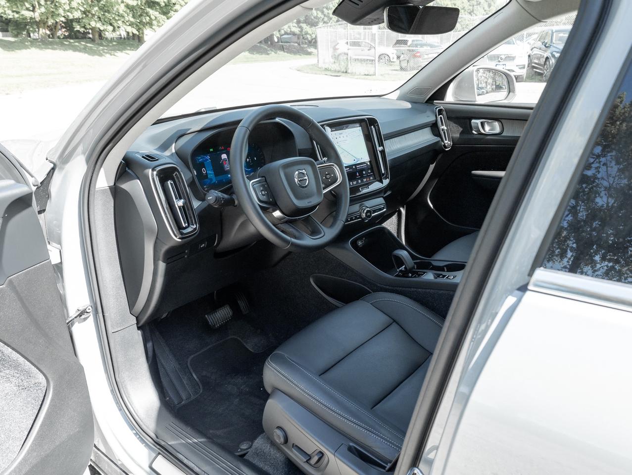 2025 Volvo XC40 B5 AWD Bright Theme  SUPER LOW KM  POWER PANO ROOF Photo