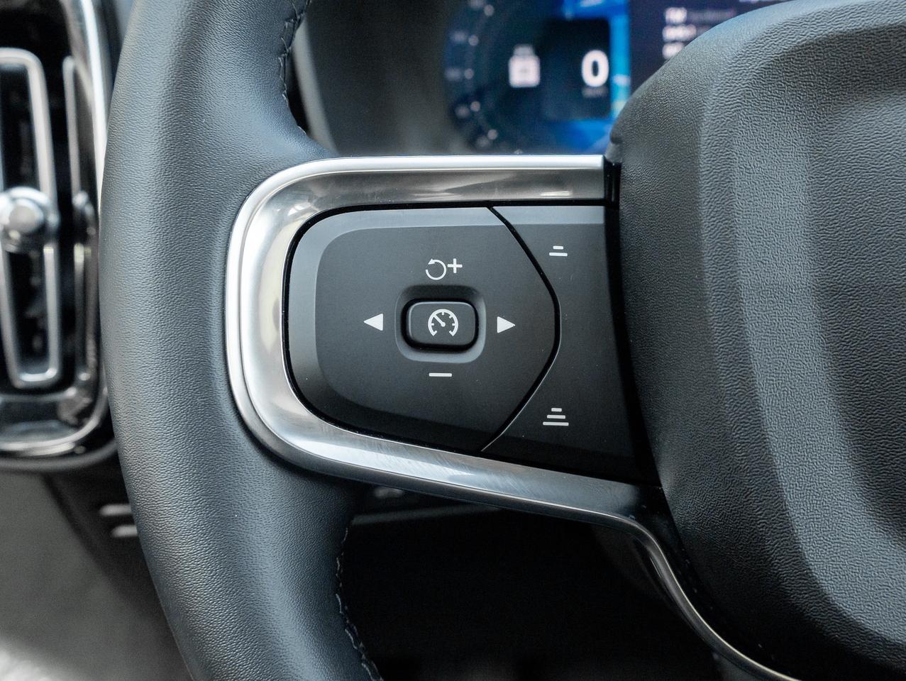 2025 Volvo XC40 B5 AWD Bright Theme  SUPER LOW KM  POWER PANO ROOF Photo