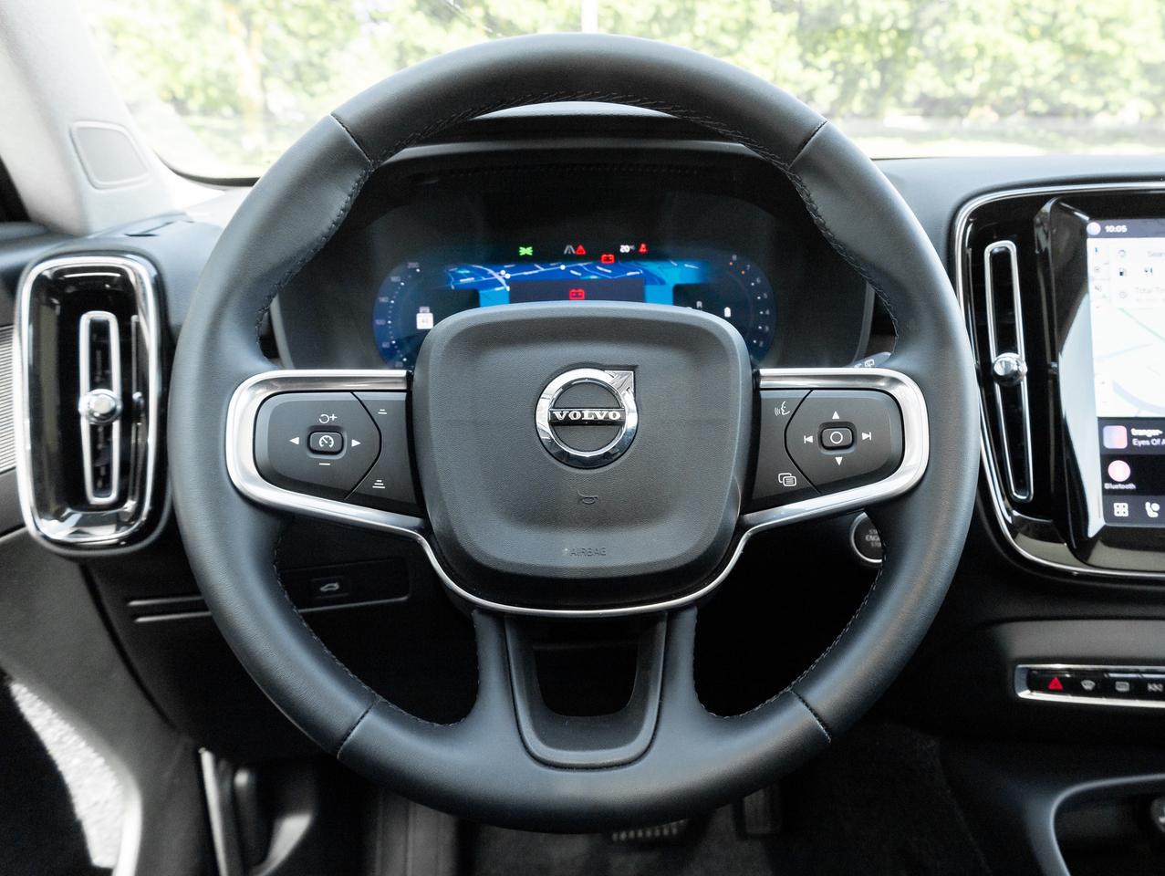 2025 Volvo XC40 B5 AWD Bright Theme  SUPER LOW KM  POWER PANO ROOF Photo