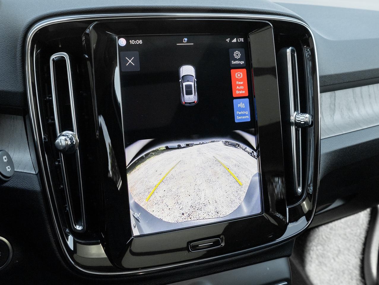2025 Volvo XC40 B5 AWD Bright Theme  SUPER LOW KM  POWER PANO ROOF Photo