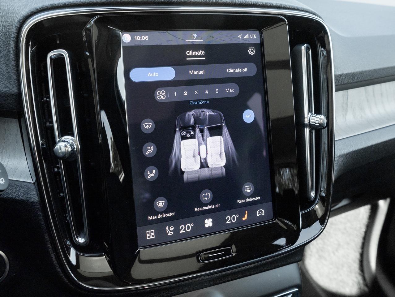 2025 Volvo XC40 B5 AWD Bright Theme  SUPER LOW KM  POWER PANO ROOF Photo