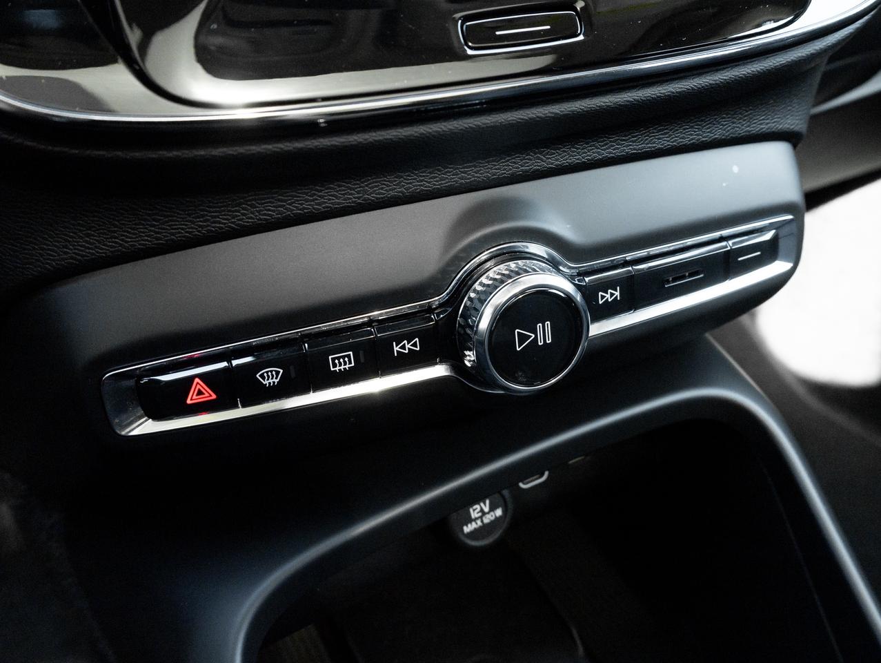 2025 Volvo XC40 B5 AWD Bright Theme  SUPER LOW KM  POWER PANO ROOF Photo