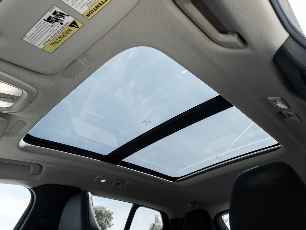 2025 Volvo XC40 B5 AWD Bright Theme  SUPER LOW KM  POWER PANO ROOF Photo