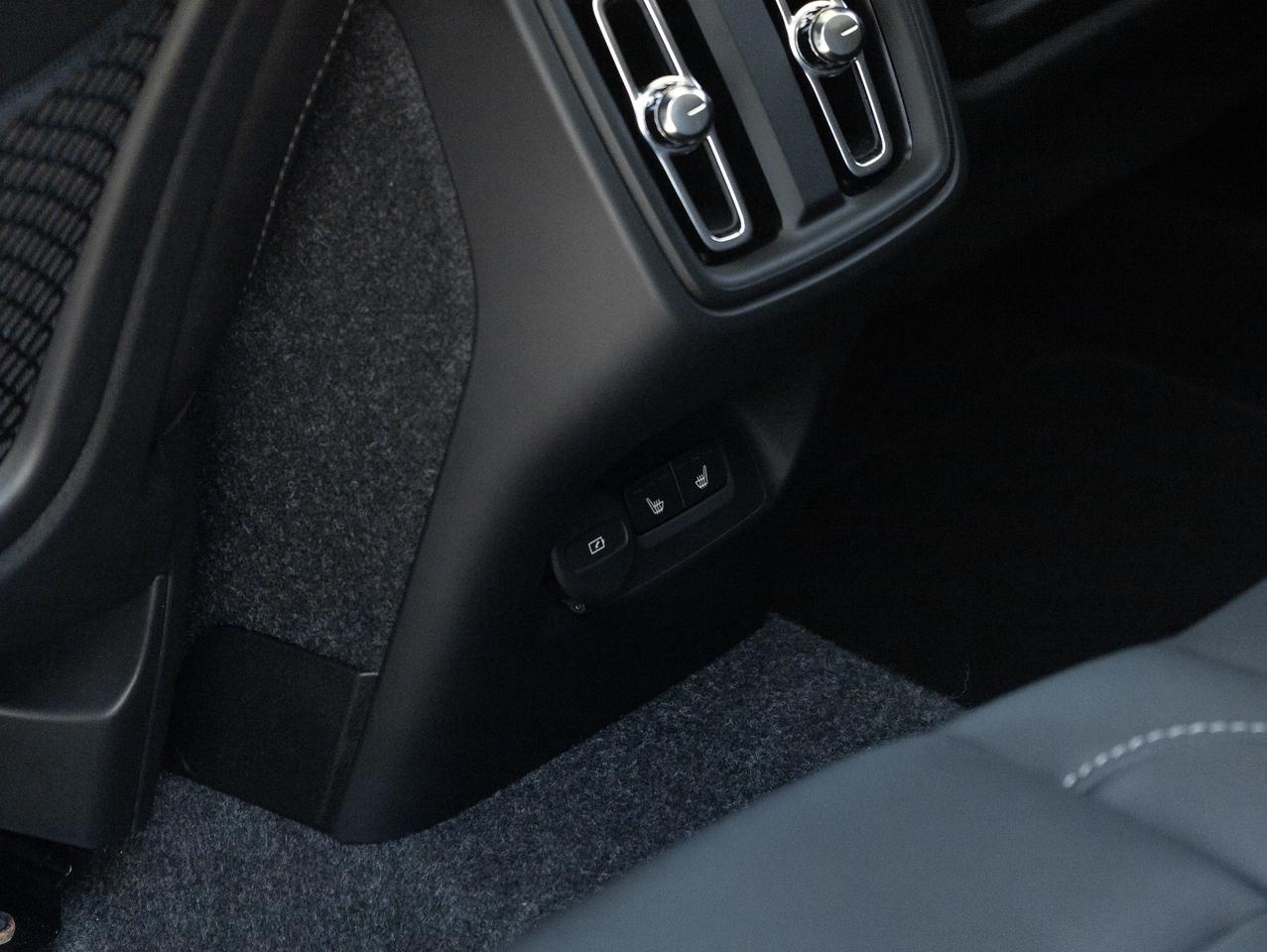 2025 Volvo XC40 B5 AWD Bright Theme  SUPER LOW KM  POWER PANO ROOF Photo