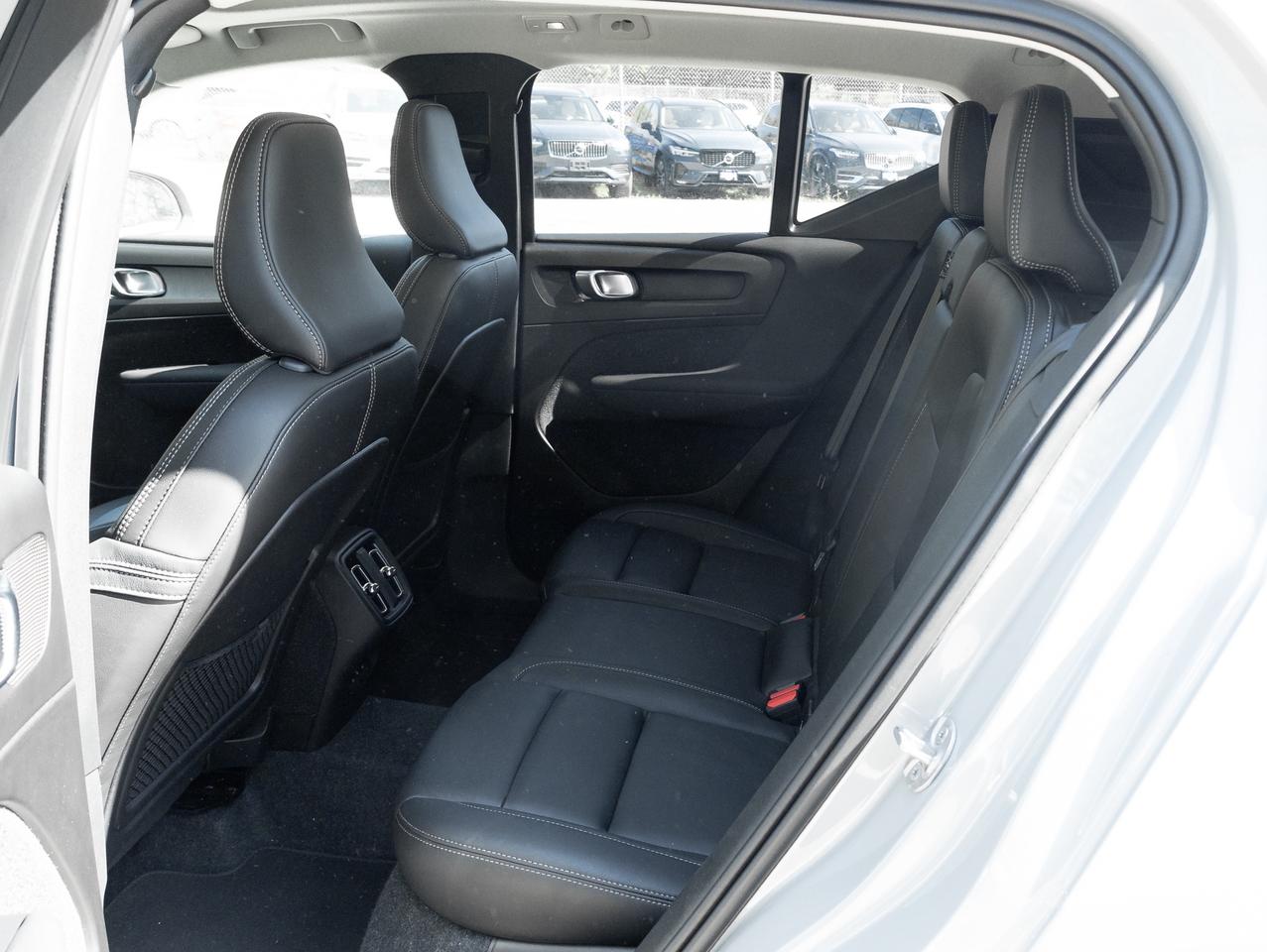 2025 Volvo XC40 B5 AWD Bright Theme  SUPER LOW KM  POWER PANO ROOF Photo